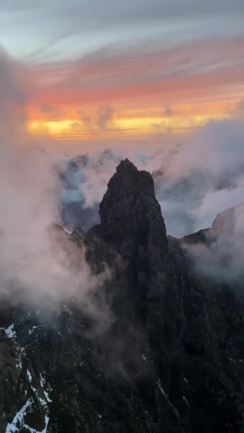 Pionowy Widok Krajobrazu Górą Otoczoną Chmurami Podczas Zachodu Słońca — Wideo stockowe