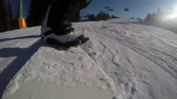 Primer Plano Las Piernas Snowboarder Deslizándose Sobre Una Ladera Nevada — Vídeo de stock