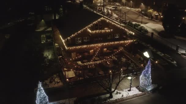 Uma Vista Aérea Uma Casa Iluminada Decorada Com Luzes Natal — Vídeo de Stock