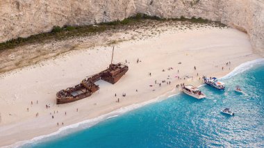 Zakynthos 'taki bir Navagio plajında eski bir teknenin havadan görünüşü harabe..