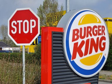 14 Nisan 2022, Ladbergen, NRW, Almanya, Burger King logosunun yanında dur işareti, kavram: Burger King (için) Durdur (yatay))