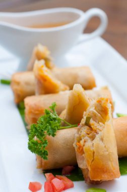 Kızarmış Çin böreğinin dikey yakın çekimi ve tatlı acı biber sosu.