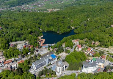 Ursu Gölü 'nün bulunduğu bir havacılık sahası, Romanya' ya yakın. Dünyanın en büyük helotermal gölüdür. En yüksek tuz konsantrasyonuna sahiptir.