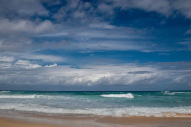 Playa Grande Rio San Juan sahilinde güzel bir manzara Bulutlu gökyüzü altında, Dominik Cumhuriyeti