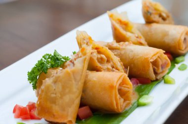 Biber soslu Çin usulü Çin böreğinin yakın çekimi.