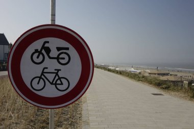 26 Mart 2022, Zandvoort, Kuzey Hollanda, Hollanda, Kuzey Denizi kum tepelerinde trafik levhası 