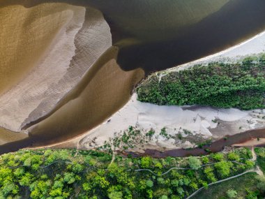 Güneşli bir yaz gününde güzel bir adanın havadan görünüşü