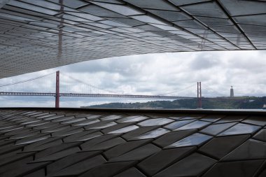 Lizbon, Portekiz 'deki MAAT müzesinden 25 Nisan Köprüsü' nün güzel bir görüntüsü.