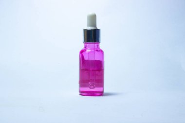 Cilt bakımı için pembe şişedeki güzellik yağı.