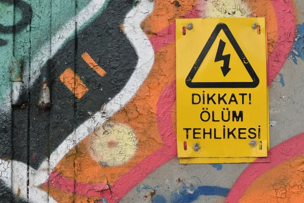 Κοντινό Πλάνο Λεπτομέρειες Γκράφιτι Και Προειδοποιητική Πινακίδα Στα Τουρκικά — Φωτογραφία Αρχείου