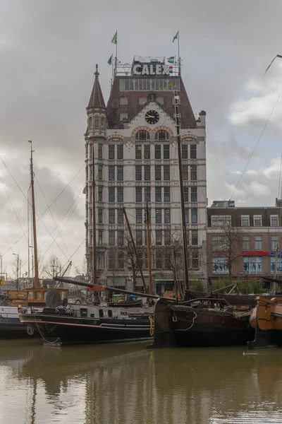 オランダのロッテルダムのアンティークの建物に対して係留ボートの垂直方向 — ストック写真