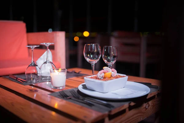 テーブルの上の光沢のある鍋にシーフードラザニア — ストック写真