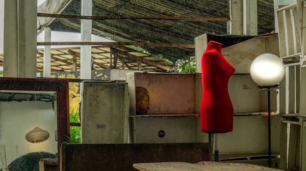 Red Sewing Mannequin Next Empty Shelves Mirror Old Studio — Foto de Stock