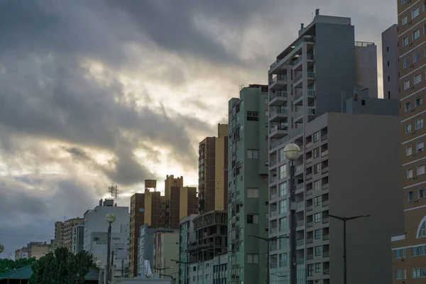 位于布宜诺斯艾利斯内科切亚 Necochea 的多云天空下的现代建筑景观 — 图库照片