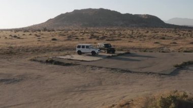 Mercedes G arabalarının hava görüntüsü Palmdale, California, ABD 'de park edilmiş.