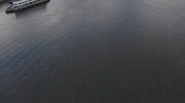 Şehir manzaralı sakin bir denizin güzel manzarası.