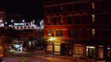 Chicago, Illinois, ABD 'de gece yarısı tren istasyonunun yanındaki eski bir motel binası.