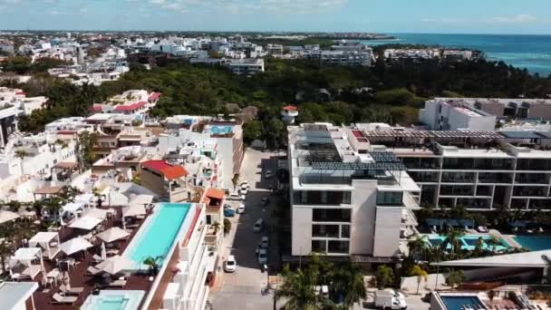 墨西哥普莱雅 德尔卡门 Playa Del Carmen 的阳光灿烂的屋顶游泳池和度假胜地的无人驾驶飞机镜头 — 图库视频影像