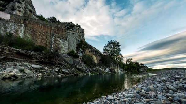 Fransa Nın Pont Mirabeau Kentindeki Küçük Bir Dere Boyunca Çakıl — Stok video