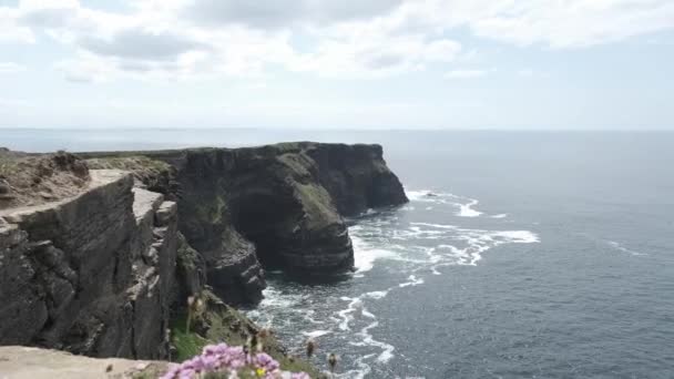 Een Luchtfoto Van Prachtige Kliffen Rotsen Met Blauwe Atlantische Oceaan — Stockvideo