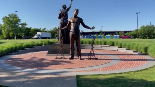 美国里士满布朗岛解放与自由纪念碑的特写 — 图库视频影像