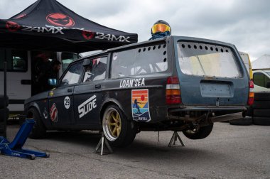 Yarış pistinin 240 serisinin B Volvo modeli 242