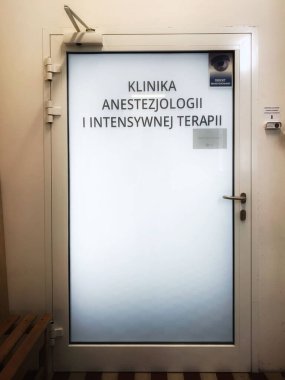 Polonya 'daki anestezi ve yoğun bakım bölümüne açılan kapının dikey görüntüsü.