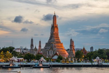 Wat Arun Bangkok Tayland ve Güneydoğu Asya akşam ve alacakaranlıkta