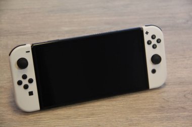 Tahta bir masada Nintendo Kumarhanesi 'nin yakın plan fotoğrafı.