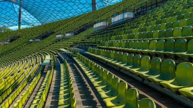 Gün ışığında yeşil bir stadyumun güzel manzarası.