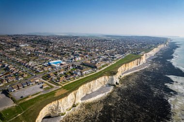 Saltdean tebeşir kayalıklarının yukarısındaki Peacehaven kasabasının hava görüntüsü.