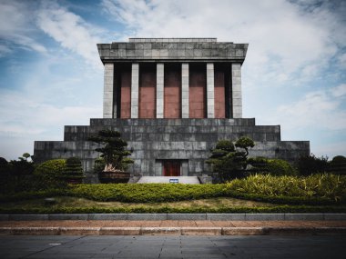 Bulutlu bir gökyüzünün altında Ho Chi Minh Mozolesinin güzel bir görüntüsü.