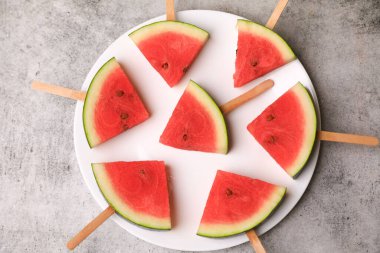 Karpuz buzlu şeker şeklinde kesilmiş.