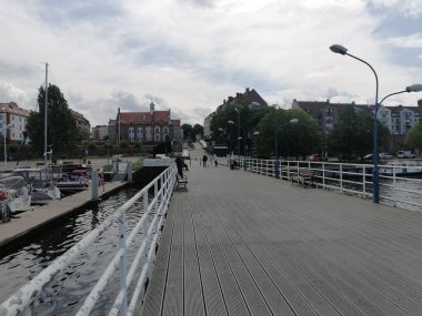 Polonya, Kamien Pomorski 'de huzurlu bir limanda gezinti.