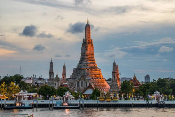 Wat Arun Bangkok Tayland ve Güneydoğu Asya akşam ve alacakaranlıkta