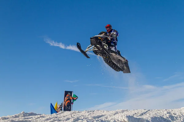 Snowmobiler Jumping High Track Snowmobile Sportsman Overcast Day Winter Competition — Stock Photo, Image