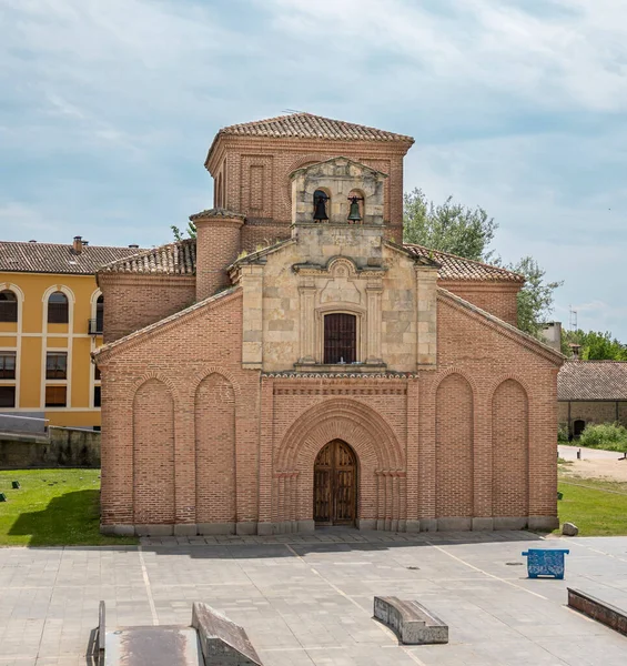 İspanya 'daki Santiago del Arrabal kilisesinin güzel bir fotoğrafı.