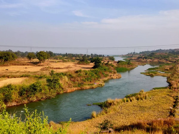 Een Hoge Hoek Opname Van Een Rivier Tussen Dorre Velden — Stockfoto