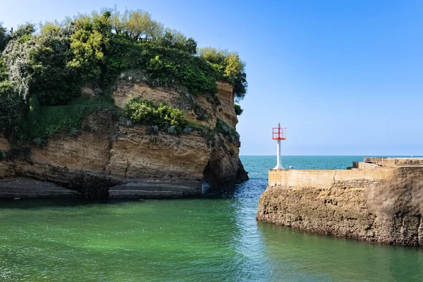 Biarritz Fransa 'da, yazın küçük limana giriş.