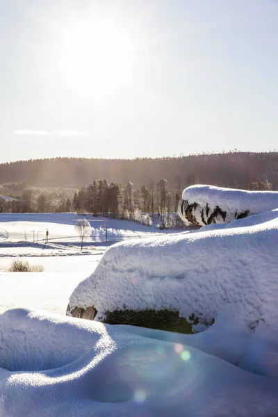 Beautiful Shot Snow Covered Field Cliffs Next Mountain Sunrise — Stock Photo, Image