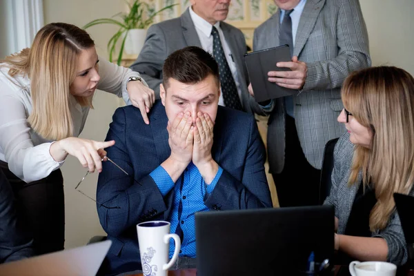 Zakenman Bedekt Zijn Gezicht Met Zijn Handen Stressvolle Situatie Het — Stockfoto