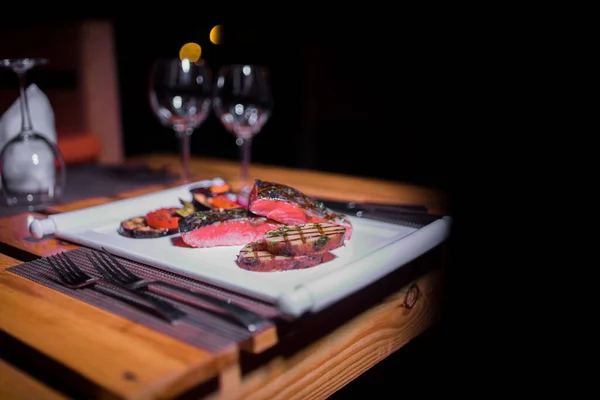 焼き芋とトマトのグリルしたサーモンフィレのプレート — ストック写真