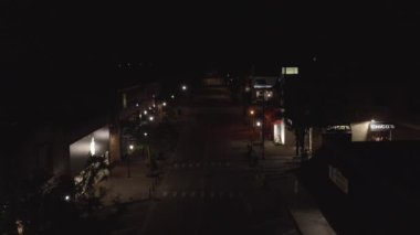 Naperville, Illinois, ABD 'deki bir yerleşim bölgesinin gece hava görüntüsü.