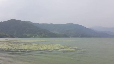 Phewa Gölü manzarası - Nepal 'deki en büyük ikinci tatlı su gölü.