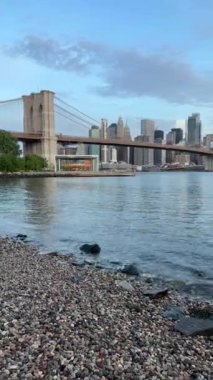 Brooklyn Köprüsü 'nün dikey görüntüsü. Manhattan, New York, ABD' nin silueti.