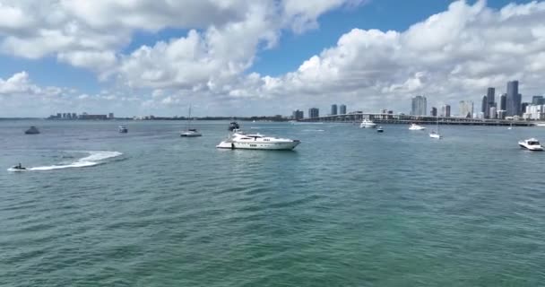 マイアミビーチ日の出水オーシャンハイライズダウンタウンボートヨットクラブブリッジポート島ドローンアリアリ — ストック動画
