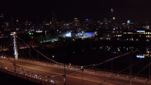 Geceleri Asılmış Bir Köprüdeki Bir Yolun Havadan Görüntüsü — Stok video