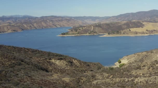 Красивый Вид Озеро Окруженное Холмами — стоковое видео
