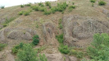 Kayalık bir dağın yamacı.