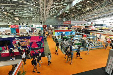 Torino Oval Lingotto 'daki uluslararası kitap fuarındaki insanların yüksek açılı görüntüsü. Torino, İtalya.